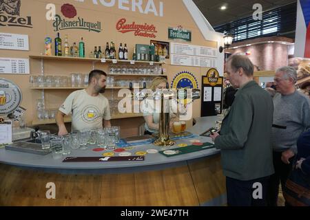 Berlin, Allemagne. 23 janvier 2024. Le salon agricole Grune Woche à Berlin, Allemagne, le 23 janvier 2024. Les Tchèques ne manquent pas là, offrant de la bière traditionnelle, mais aussi des sauces au piment et des spécialités aux insectes. Section tchèque photographiée avec un pub de style Bohême du Sud. Crédit : Ales Zapotocky/CTK photo/Alamy Live News Banque D'Images