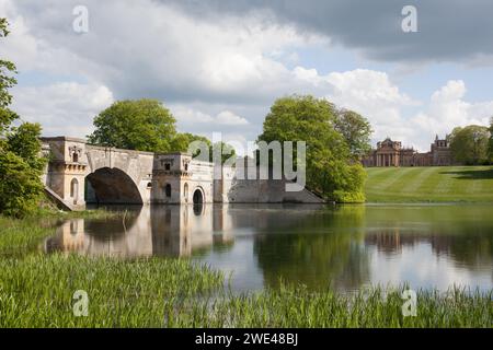 Vue sur le palais de Blenheim et ses jardins dans l'Oxfordshire au Royaume-Uni Banque D'Images