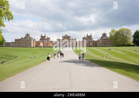 Vue sur le palais de Blenheim et ses jardins dans l'Oxfordshire au Royaume-Uni Banque D'Images