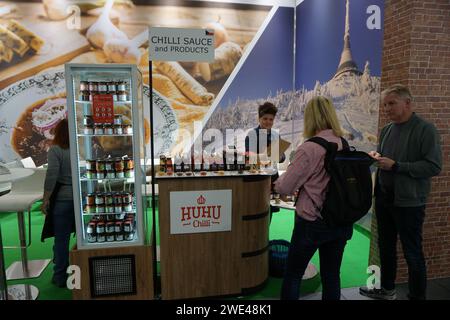 Berlin, Allemagne. 23 janvier 2024. Le salon agricole Grune Woche se termine à Berlin, en Allemagne, le 23 janvier 2024. Les Tchèques ne manquent pas là, offrant de la bière traditionnelle, mais aussi des sirops et des spécialités aux insectes. Sur la photo, un stand de piment tchèque. Crédit : Ales Zapotocky/CTK photo/Alamy Live News Banque D'Images