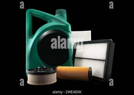 Huile moteur de voiture et filtres isolés sur fond noir. Huile de voiture, air, filtres à carburant et huile de moteur dans la boîte en plastique isolé. Pièces de rechange de qualité pour voiture Banque D'Images