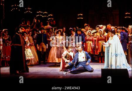 Gustave est assassiné - devant, de gauche à droite : Alexandru Agache (comte Anckarstrom), Judith Howarth (Oscar), Giacomo Aragall (Gustavus III), Margaret Price (Amelia Anckarstrom) dans un BALLO IN MASCHERA au Royal Opera, Covent Garden, Londres WC2 26/02/1988 musique : Giuseppe Verdi livret : Antonio Somma Jurgen Chef d'orchestre : William Bundy réalisateur : Otto Schenk Banque D'Images