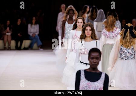 Paris, Frankreich. 23 janvier 2024. CHANEL haute Couture Printemps/été 2024 Runway pendant la semaine de la mode haute Couture de Paris le 2024 janvier - Paris ; France 23/01/2024 crédit : dpa/Alamy Live News Banque D'Images