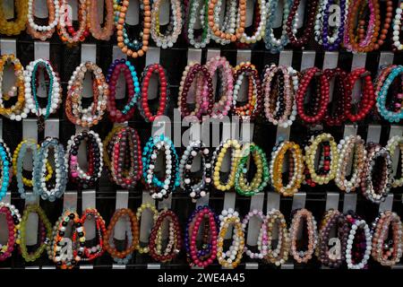 bracelet dans la boutique d'Anadolu Kavagi village Istanbul Turquie, croisière sur le Bosphore Banque D'Images