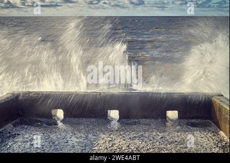 Des vagues déferlent sur les restes de l'emplacement des canons de la Seconde Guerre mondiale sur la côte du Lancashire Banque D'Images