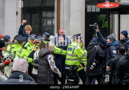 Londres, Royaume-Uni. Policiers métropolitains en train de procéder à une arrestation lors de la Marche contre l'antisémitisme, Londres, 26 novembre 2023 Banque D'Images