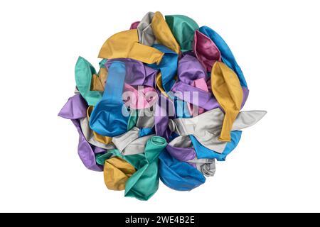 Vue de dessus de ballons dégonflés colorés isolés sur un fond blanc. Pile de multiples ballons colorés non soufflés isolés. Tas de coloré dégonflé Banque D'Images