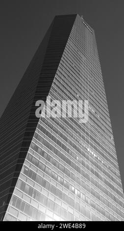 Vue sur la Tour de Cristal sur le Paseo de la Castellana à Madrid, dans le complexe financier des 4 tours. En Espagne Banque D'Images