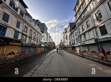 Katmandou, Bagmati, Népal. 23 janvier 2024. La route vide est photographiée après le stationnement interdit en bordure de route dans la zone de New Road, le marché le plus populaire de Katmandou, au Népal, le 23 janvier 2024. La ville métropolitaine de Katmandou (KMC) a interdit le stationnement routier dans la zone de New Road à partir de mardi pour faciliter la circulation des personnes sur le marché très fréquenté. (Image de crédit : © Sunil Sharma/ZUMA Press Wire) USAGE ÉDITORIAL SEULEMENT! Non destiné à UN USAGE commercial ! Banque D'Images