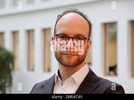 Jonathan Barth, Sprecher Fachrat Energieunabhängigkeit und Politischer Direktor ZOE Institut für zukunftsfähige Ökonomien, Deutschland, Berlin, Bundespressekonferenz, Thema : Finanzierungsstrategie für die Erdgasunabhängigkeit von Deutschland *** Jonathan Barth, porte-parole du Conseil pour l'indépendance énergétique et directeur politique du ZOE Institute for Sustainable Economies, Allemagne, Berlin, Conférence de presse fédérale, Topic Banque D'Images