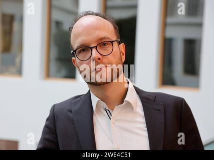 Jonathan Barth, Sprecher Fachrat Energieunabhängigkeit und Politischer Direktor ZOE Institut für zukunftsfähige Ökonomien, Deutschland, Berlin, Bundespressekonferenz, Thema : Finanzierungsstrategie für die Erdgasunabhängigkeit von Deutschland *** Jonathan Barth, porte-parole du Conseil pour l'indépendance énergétique et directeur politique du ZOE Institute for Sustainable Economies, Allemagne, Berlin, Conférence de presse fédérale, Topic Banque D'Images