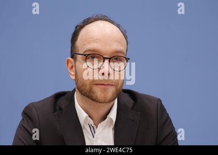 Jonathan Barth, Sprecher Fachrat Energieunabhängigkeit und Politischer Direktor ZOE Institut für zukunftsfähige Ökonomien, Deutschland, Berlin, Bundespressekonferenz, Thema : Finanzierungsstrategie für die Erdgasunabhängigkeit von Deutschland *** Jonathan Barth, porte-parole du Conseil pour l'indépendance énergétique et directeur politique du ZOE Institute for Sustainable Economies, Allemagne, Berlin, Conférence de presse fédérale, Topic Banque D'Images