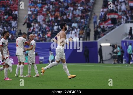 Al Khor, Qatar. 23 janvier 2024. AL KHOR, QATAR - 23 JANVIER : Omar Khribin, Kharbin de Syrie célèbre avec Ibrahim Hesar après avoir marqué un but lors du match de la coupe d'Asie AFC Groupe B entre la Syrie et l'Inde au stade Al Bayt le 23 janvier 2024 à Al Khor, Qatar. Photo SFSI crédit : Sebo47/Alamy Live News Banque D'Images