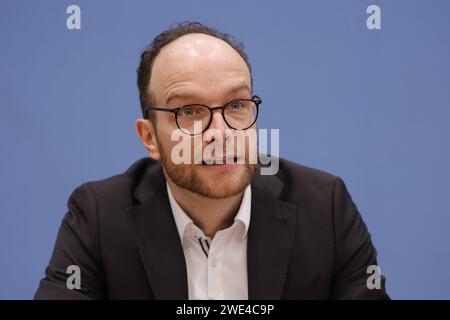 Jonathan Barth, Sprecher Fachrat Energieunabhängigkeit und Politischer Direktor ZOE Institut für zukunftsfähige Ökonomien, Deutschland, Berlin, Bundespressekonferenz, Thema : Finanzierungsstrategie für die Erdgasunabhängigkeit von Deutschland *** Jonathan Barth, porte-parole du Conseil pour l'indépendance énergétique et directeur politique du ZOE Institute for Sustainable Economies, Allemagne, Berlin, Conférence de presse fédérale, Topic Banque D'Images