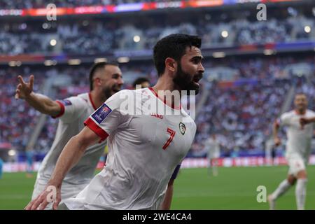 Al Khor, Qatar. 23 janvier 2024. AL KHOR, QATAR - 23 JANVIER : Omar Khribin, Kharbin de Syrie célèbre avec Ibrahim Hesar après avoir marqué un but lors du match de la coupe d'Asie AFC Groupe B entre la Syrie et l'Inde au stade Al Bayt le 23 janvier 2024 à Al Khor, Qatar. Photo SFSI crédit : Sebo47/Alamy Live News Banque D'Images