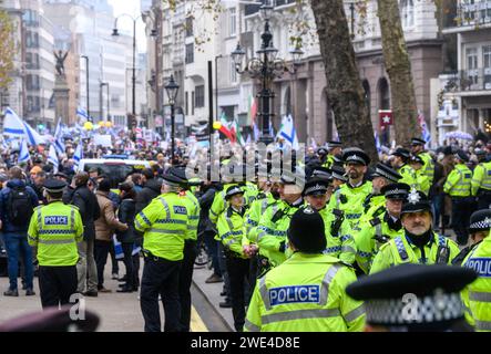 Londres, Royaume-Uni. Officiers de police métropolitaine assurant la police de la marche contre l'antisémitisme, Londres, 26 novembre 2023 Banque D'Images