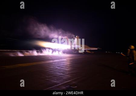 Washington, États-Unis. 22 janvier 2024. Un F/A-18E/FS Super Hornet décolle de l'USS Dwight D. Eisenhower (CVN 69) pour mener des opérations aériennes en réponse à un comportement malveillant accru des rebelles houthis soutenus par l'Iran en Mer Rouge, le lundi 22 janvier 2024. Photo MC3 Kaitlin Watt/États-Unis Navy/UPI crédit : UPI/Alamy Live News Banque D'Images