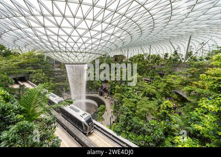 Singapour - août 29,2023 : l'aéroport Jewel Changi est un complexe de divertissement et de vente au détail sur le thème de la nature entouré et lié à l'un des passagers Banque D'Images