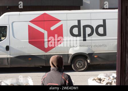 Un camion DPD dans la rue livrant le courrier et les colis camion DPD livrant le courrier et les colis Banque D'Images