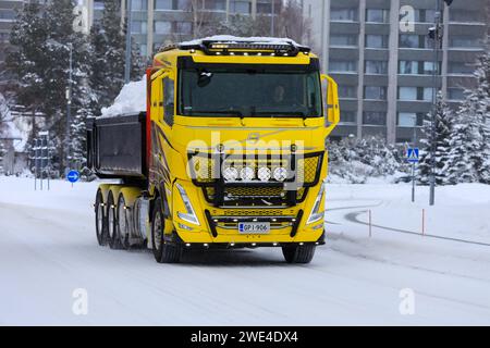 Le tombereau Volvo FH jaune magnifiquement personnalisé transporte la neige déneigée de la ville à la zone de décharge municipale. Salo, Finlande. 21 janvier 2024. Banque D'Images