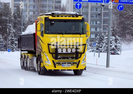 Le nouveau tombereau Volvo FH magnifiquement personnalisé au travail pour transporter la neige déblayée de la ville vers une décharge de neige. Salo, Finlande. 21 janvier 2024. Banque D'Images