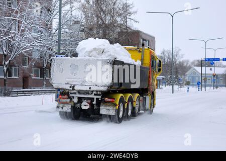 Le nouveau tombereau Volvo FH magnifiquement personnalisé au travail pour transporter la neige déblayée de la ville vers une décharge de neige. Vue arrière. Salo, Finlande. 21 janvier 2024. Banque D'Images