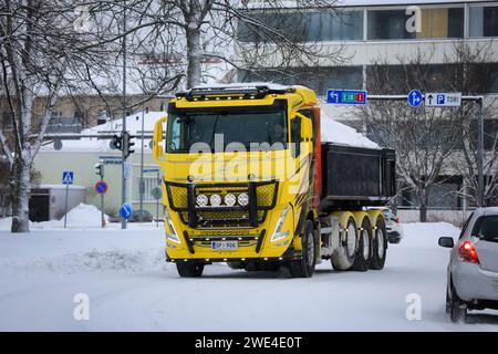 Le tombereau Volvo FH jaune magnifiquement personnalisé transporte la neige déneigée de la ville à la zone de décharge municipale. Salo, Finlande. 21 janvier 2024. Banque D'Images