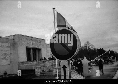 Voyage en famille sur les champs de bataille de la première Guerre mondiale, mémorial de la bataille de Verdun, Douaumont, Meuse, région de Grand-est, France Dec. 2000 Banque D'Images