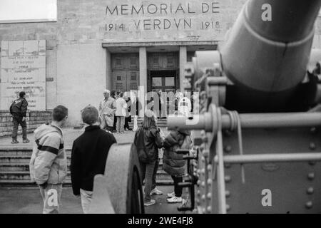 Voyage en famille sur les champs de bataille de la première Guerre mondiale, mémorial de la bataille de Verdun, Douaumont, Meuse, région de Grand-est, France Dec. 2000 Banque D'Images