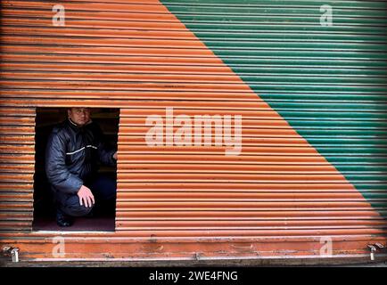 Katmandou, Bagmati, Népal. 23 janvier 2024. Un garde de sécurité regarde à l'extérieur de la boutique fermée après la manifestation organisée par des commerçants locaux contre le stationnement interdit en bordure de la route dans le quartier de New Road, le marché le plus populaire de Katmandou, au Népal, le 23 janvier 2024. La ville métropolitaine de Katmandou (KMC) a interdit le stationnement routier dans la zone de New Road à partir de mardi pour faciliter la circulation des personnes sur le marché très fréquenté. (Image de crédit : © Sunil Sharma/ZUMA Press Wire) USAGE ÉDITORIAL SEULEMENT! Non destiné à UN USAGE commercial ! Banque D'Images