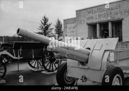 Voyage en famille sur les champs de bataille de la première Guerre mondiale, mémorial de la bataille de Verdun, Douaumont, Meuse, région de Grand-est, France Dec. 2000 Banque D'Images