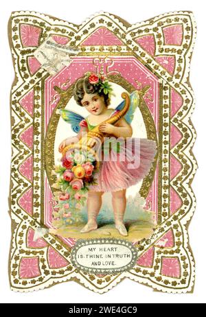 Carte de Saint-Valentin victorienne originale charmante et belle coupe en relief, avec une fée / chérubin tenant une corne d'abondance, « mon cœur est à vous dans la vérité et l'amour » est le message. circa 1890 Banque D'Images