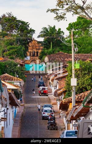 Barichara, Colombie - 21 novembre 2023 : rue étroite de la ville du patrimoine Barichara. Ville historique avec des rues pavées et une belle architecture coloniale Banque D'Images