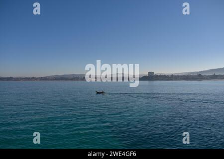 Un petit bateau à moteur se dirige vers sa zone de pêche dans la Ria de Vigo Banque D'Images