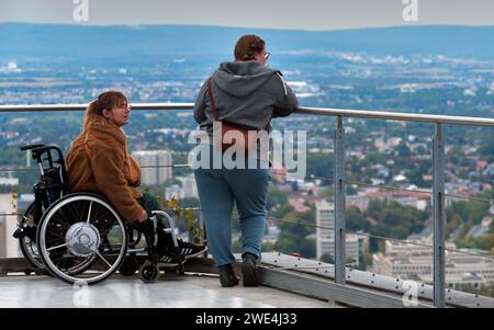 Filles-amies sur le pont d'observation de la tour principale à Francfort, Allemagne Banque D'Images