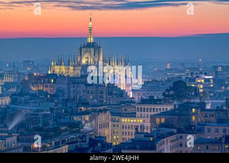 Milan, Italie paysage urbain avec le Duomo au crépuscule. Banque D'Images
