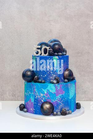 Beau gâteau de couleur bleu 50e anniversaire ou anniversaire à deux couches avec des sphères de chocolat Banque D'Images