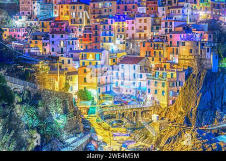 Manarola, la Spezia, Italie vue côtière à Cinque Terre au crépuscule. Banque D'Images