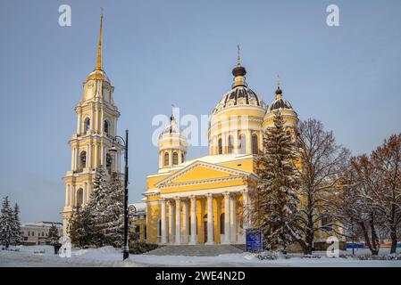 RYBINSK, RUSSIE - 01 JANVIER 2024 : l'ancienne cathédrale de la Transfiguration avec un clocher. Rybinsk, région de Yaroslavl, Russie Banque D'Images