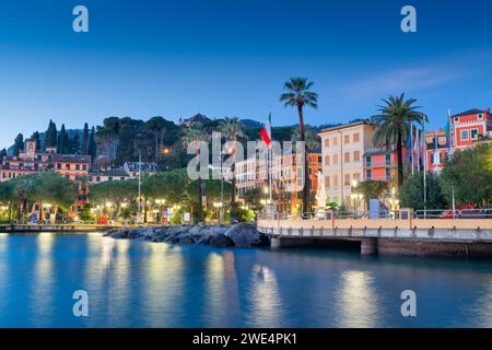 La côte de Santa Margherita Ligure, Italie à l'heure bleue sur le littoral. Banque D'Images