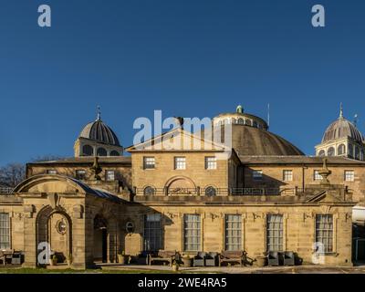 Le Devonshire Dome était auparavant un hôpital abritant maintenant le campus de Buxton de l'Université de Derby, et un spa de luxe. Buxton. Banque D'Images