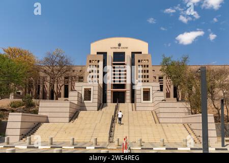 Windhoek, Namibie   4 octobre 2023 : le bâtiment saisissant abritant la Cour suprême de Namibie dans la capitale, Windhoek. Construit entre 1994 et 1996, il Banque D'Images