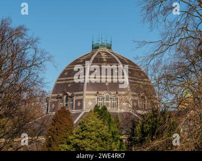 Vue extérieure de l'Octagon Hall avec son toit en dôme vu à travers les arbres dans les jardins Pavilion, Buxton. Derbyshire, Royaume-Uni Banque D'Images