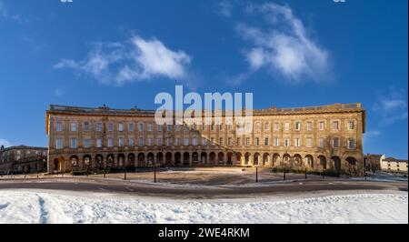 Vue panoramique sur le Crescent dans la neige. Buxton. Derbyshire. ROYAUME-UNI Banque D'Images