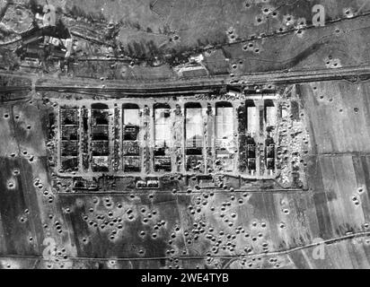 BETTENHAUSEN, Allemagne. Ordnance travaille à 110 miles au nord-ouest de Cologne, après un bombardement de jour par la 8th Air Force américaine le 2 octobre 944. Banque D'Images