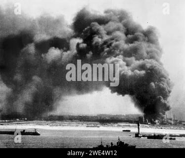 ÉVACUATION DE DUNKERQUE - opération Dynamo - 26 mai-4 juin 1940. Raffinerie de pétrole en feu. Banque D'Images