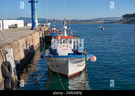 De petits bateaux côtiers accostent dans le petit port de Canido pour décharger du poisson pour le petit marché aux poissons qui existe dans cette paroisse de Vigo. Banque D'Images