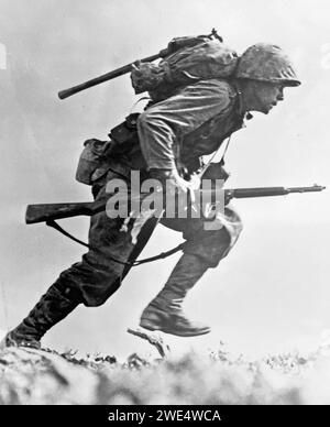 PAUL Ison (1916-12001) soldat de première classe du corps des Marines des États-Unis qui a effectué des actions héroïques lors de la bataille d'Okinawa en mai 1945 cette photo a été prise par le soldat Bob Bailey le 10 mai. Banque D'Images