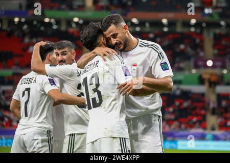 Al Rayyan, Qatar. 15 janvier 2024. Aymen Hussein d'Irak célèbre son but 1-3 avec Bashar Resan lors de la coupe d'Asie AFC Qatar 2023, match de football du Groupe D entre l'Indonésie et l'Irak le 15 janvier 2024 au Stade Ahmed Bin Ali à Al Rayyan, Qatar - photo Najeeb Almahboobi/TheMiddleFrame/DPPI crédit : DPPI Media/Alamy Live News Banque D'Images