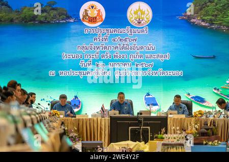 Ranong. 23 janvier 2024. Le Premier ministre thaïlandais Srettha Thavisin préside une réunion du cabinet dans la province de Ranong, dans le sud de la Thaïlande, le 23 janvier 2024. Le gouvernement thaïlandais continuera à rechercher des investisseurs étrangers et le soutien du public pour un projet de pont terrestre reliant le Pacifique et l'océan Indien, a déclaré mardi un porte-parole du gouvernement. Crédit : Lin Hao/Xinhua/Alamy Live News Banque D'Images